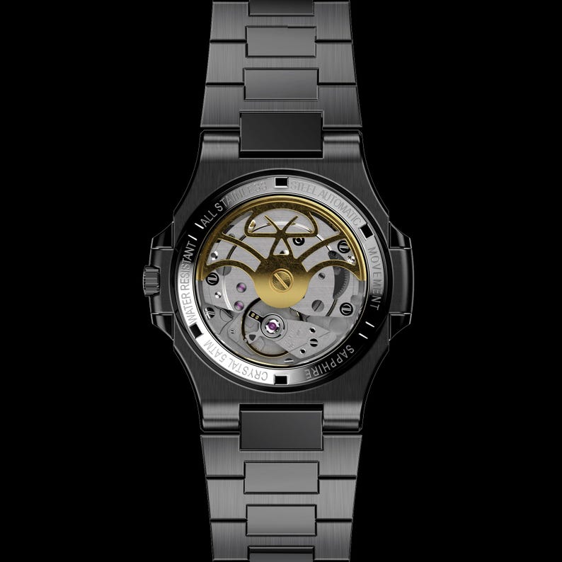 K&ouml;nnte beinhalten: Eine schwarze Armbanduhr mit sichtbarem Automatikwerk. Die Uhr verf&uuml;gt &uuml;ber ein Saphirglas und ist bis 5 ATM wasserdicht. Das Armband besteht aus schwarzen Metallgliedern.