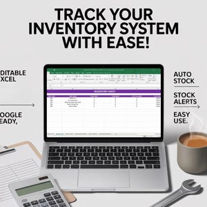 Op de afbeelding: Een laptop met een inventarislijst, met de tekst "TRACK YOUR INVENTORY SYSTEM WITH EASE!". Extra tekst is onder meer "EDITABLE EXCEL", "GOOGLE READY", "AUTO STOCK", "STOCK ALERTS" en "EASY USE". Een rekenmachine, klembord, koffiemok en sleutel zijn ook aanwezig.