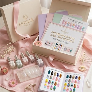 Pode incluir: Um kit de nail art com o texto "ESTELLE NAILS" na caixa. O kit inclui frascos de verniz de unhas, um pacote de nail art com mais de 125 designs kawaii e um livreto com exemplos de nail art. O kit é exibido em um tecido rosa.