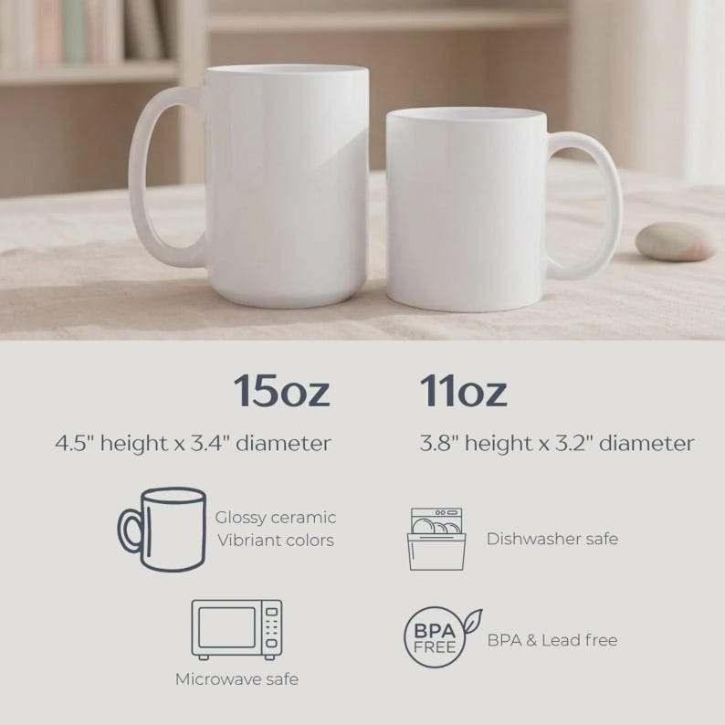 Op de afbeelding: Twee witte keramische mokken, &eacute;&eacute;n van 15 oz en &eacute;&eacute;n van 11 oz, met gebogen handvatten. De grotere mok is 11,4 cm hoog met een diameter van 8,6 cm. De kleinere mok is 9,7 cm hoog met een diameter van 8,1 cm. Kenmerken: glanzend keramiek, levendige kleuren, vaatwasser- en magnetronbestendig, BPA- en loodvrij.
