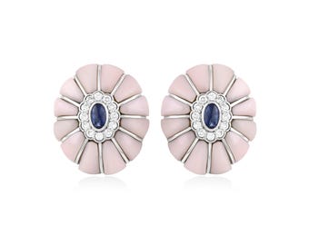 Puede incluir: Un par de pendientes ovalados con un zafiro azul oscuro central rodeado por un halo de pequeños diamantes blancos redondos. El borde exterior consta de pétalos de piedra tallada de color rosa pálido en un marco de metal plateado.