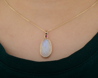 Collar con colgante de piedra lunar arcoíris y turmalina rosa en oro de 18 quilates