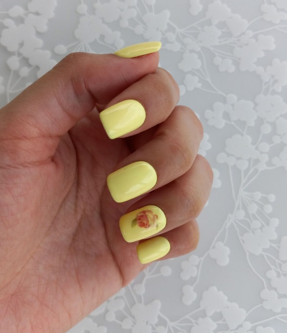 Press on Yellow Nails With Flower Simple Light Yellow Nails