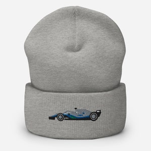 Puede incluir: Gorro de punto gris con una imagen bordada en negro y azul de un coche de carreras.