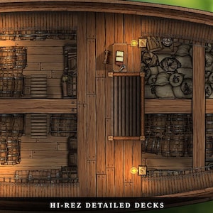 K&ouml;nnte beinhalten: Ansicht von oben eines detaillierten Holzschiffdecks mit mehreren Ebenen, die mit F&auml;ssern, S&auml;cken und Kisten gef&uuml;llt sind. Das Deck wird von kleinen, warmen Lichtern beleuchtet. Der Text "HI-REZ DETAILED DECKS" befindet sich unten.