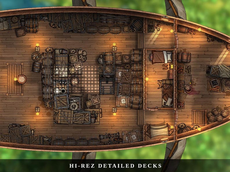 K&ouml;nnte beinhalten: Detaillierte Draufsicht auf ein h&ouml;lzernes Schiffsdeck, gef&uuml;llt mit Kisten, F&auml;ssern und verschiedener Fracht. Das Deck wird von warmen, gelben Lichtern beleuchtet, mit einem Bett und anderen Einrichtungsgegenst&auml;nden. Der Text "HI-REZ DETAILED DECKS" befindet sich unten.
