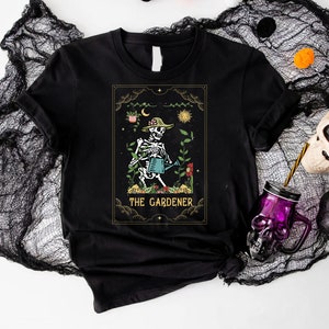 Gärtner Skelett Shirt, Pflanzenliebhaber Tarot Karten Shirt, Garten Liebhaber Geschenk, Plant Lady Shirt, Mama Gartenarbeit Shirt, gruseliges Skelett Shirt 2023