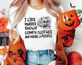 Mi piacciono gli spettacoli di omicidio comodi vestiti e forse camicia per 3 persone, camicia floreale e teschio di Halloween, camicia di Halloween, camicia di Halloween divertente 2023