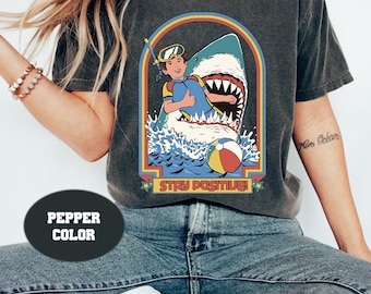 Camiseta divertida de colores cómodos y retro de comedia con ataque de tiburón Stay Positive, camiseta Stay Positive, camiseta Shark Attack, camiseta Shark Funny 2023