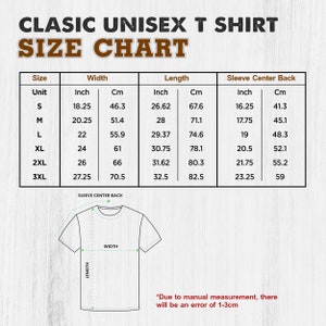 Pu&ograve; includere: Una tabella delle taglie per una classica t-shirt unisex, con misure in pollici e centimetri. La tabella include le taglie dalla S alla 3XL, che dettagliano larghezza, lunghezza e misure del centro manica posteriore. Un diagramma illustra i punti di misurazione. Testo in basso: "A causa della misurazione manuale, ci sar&agrave; un errore di 1-3 cm."