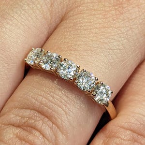 1 Karat Rundschliff 5 Stein Diamant Jubiläumsring Band in 14K Gelbgold, Perfektes 5-jähriges Jubiläumsgeschenk für Sie, halbe Ewigkeit Band