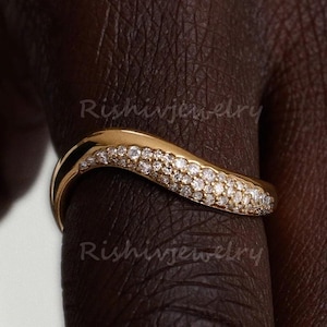 Anillo de boda curvo con parche de diamantes de moissanita redondos, anillo de plata esterlina vermeil de oro, banda apilable, banda curva gruesa y fluida.