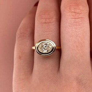 Anel de noivado com aro de moissanita com corte oval alongado, anel de casamento com aro de ouro amarelo maciço 14K, anel solitário oval, presente de aniversário para ela