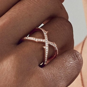 Crossover Round Natural Wedding Ring, Solid 14K Gold Criss Cross Diamond, Minimalist X Stackable Ring for Brides, Anniversary Gift