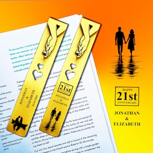 Pode incluir: Dois marcadores de ouro com um casal de mãos dadas e o texto "Happy 21st Anniversary Jonathan & Elizabeth 02.03.2003". Os marcadores estão em uma página branca com texto. Um terceiro marcador mostra uma silhueta de um casal caminhando de mãos dadas em uma praia com o texto "Happy 21st Anniversary Jonathan & Elizabeth".