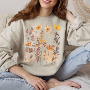 Pressed Flower Sweatshirt, Cottage Core Granola Girl Boho Wildflower Sweater,  Botanical Sweat, Goblincore  Fairycore Floral Sweatshirt