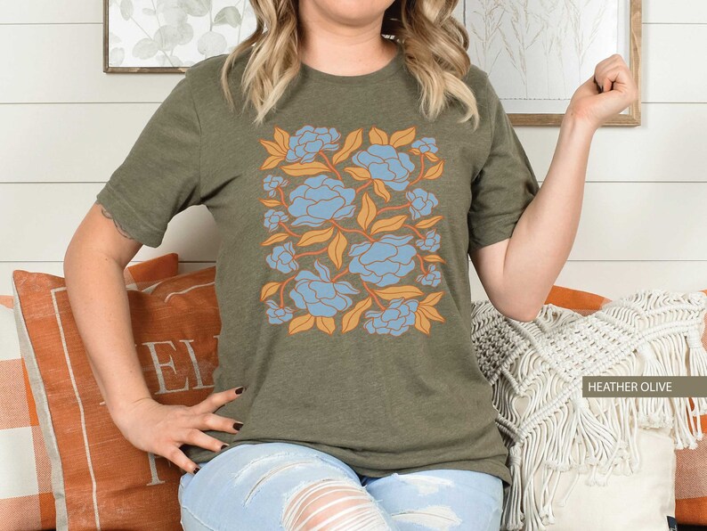 Vintage TShirt Blue Gold Rose, Retro Rose Print T-Shirt, Boho Rose Tee, Rose Graphic TShirt, Womens Rose Print Shirt, Rose Graphic Tee afbeelding 2