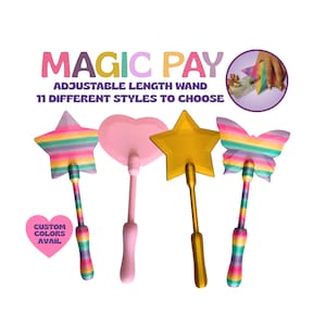 Puede incluir: Una taza de cerámica blanca con un asa negra y el texto "But First, Coffee" en negrita negra. La taza se encuentra sobre un fondo borroso, sugiriendo un ambiente acogedor.