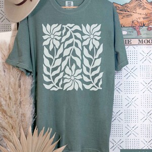 Wildflower Shirt, Boho Flower Shirt, Wild Flowers TShirt, Retro Flower Shirt, White Retro Flower TShirt, Botanical Flower Shirt Gift