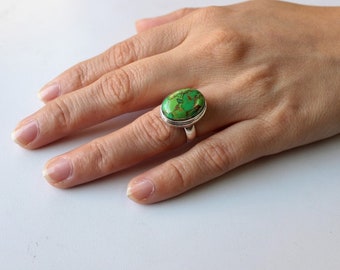 Anello turchese di rame verde, gioielli turchesi naturali, anello di pietre preziose verdi, anello a fascia semplice, anello di dichiarazione, anello delicato, anelli fatti a mano