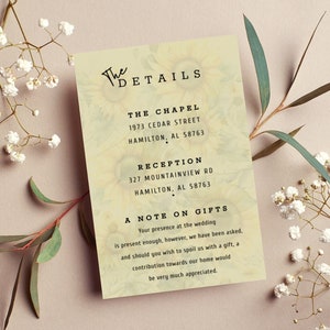 Puede incluir: Una invitación de boda con un diseño de girasol. Los detalles incluyen las ubicaciones de la capilla y la recepción, así como una nota sobre los regalos. El texto dice: "The Details", "The Chapel", "1973 Cedar Street, Hamilton, AL 58763", "Reception", "327 Mountainview Rd, Hamilton, AL 58763", "A Note on Gifts", "Your presence at the wedding is present enough, however, we have been asked, and should you wish to spoil us with a gift, a contribution towards our home would be very much appreciated."
