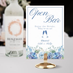 オープンバーサイン、ドリンクは私たちがおごります、編集可能なテンプレート。結婚式、ベビーシャワー、その他のイベントに最適です。シンプルでエレガントな印刷物です。