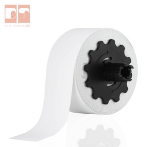 Puede incluir: Un rollo de papel blanco con un núcleo negro en forma de engranaje. El papel no está impreso y se está desenrollando. La esquina superior izquierda tiene el texto "CUTE THINGS & CC" con un logotipo.