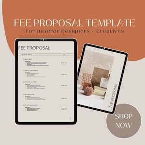 以下が含まれることがあります： インテリアデザイナーとクリエイター向けの料金提案テンプレートを表示したデジタルタブレットのモックアップ。テンプレートには、サービスのリストとその対応する料金が記載された表が含まれています。タブレットは、薄い茶色の背景に、「料金提案テンプレート」と「インテリアデザイナーとクリエイター向け」というテキストオーバーレイが重ねられています。