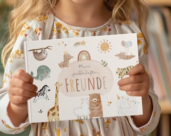Puede incluir: Una niña sostiene un libro blanco con una ilustración colorida de animales y el texto "Meine zauberhaften FREUNDE".