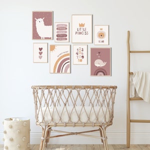 MeinBaby123® Juego de 8 Cuadros DIN A4 y DIN A5 Habitación Infantil | Póster decoración de la habitación de los niños | Habitación de bebé | Fotomural de animales (alpaca + amigos rosa)