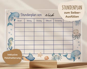 Peut inclure: Un horaire imprimable blanc et bleu avec des illustrations de cheval de mer, d'étoile de mer, de crabe et de baleine. L'horaire est intitulé "Stundenplan von Nick" et "Stundenplan zum Selber-Ausfüllen".