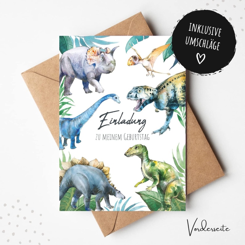 Puede incluir: Una tarjeta blanca con una ilustraci&oacute;n de acuarela de dinosaurios y hojas tropicales. La tarjeta dice "Einladung zu meinem Geburtstag", que se traduce como "Invitaci&oacute;n a mi cumplea&ntilde;os".