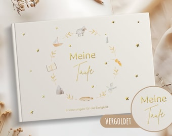Könnte beinhalten: Ein weißes Fotoalbum mit goldener Aufschrift "Meine Taufe" und goldenen Sternen. Das Album ist mit Aquarell-Illustrationen eines Schafes, eines Bootes, eines Fisches, einer Taube, einer Bibel und einer Kerze verziert. Der Text "Erinnerungen für die Ewigkeit" ist unter dem Titel gedruckt. Das Album ist rechts unten mit "VERGOLDET" gekennzeichnet.