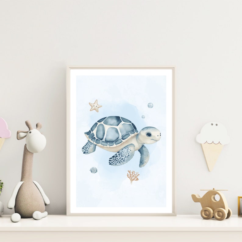 K&ouml;nnte beinhalten: Eine Aquarell-Illustration einer blauen Meeresschildkr&ouml;te, die im Meer schwimmt. Die Schildkr&ouml;te ist von Blasen, einem Seestern und einem Korallenriff umgeben. Der Hintergrund ist hellblau.