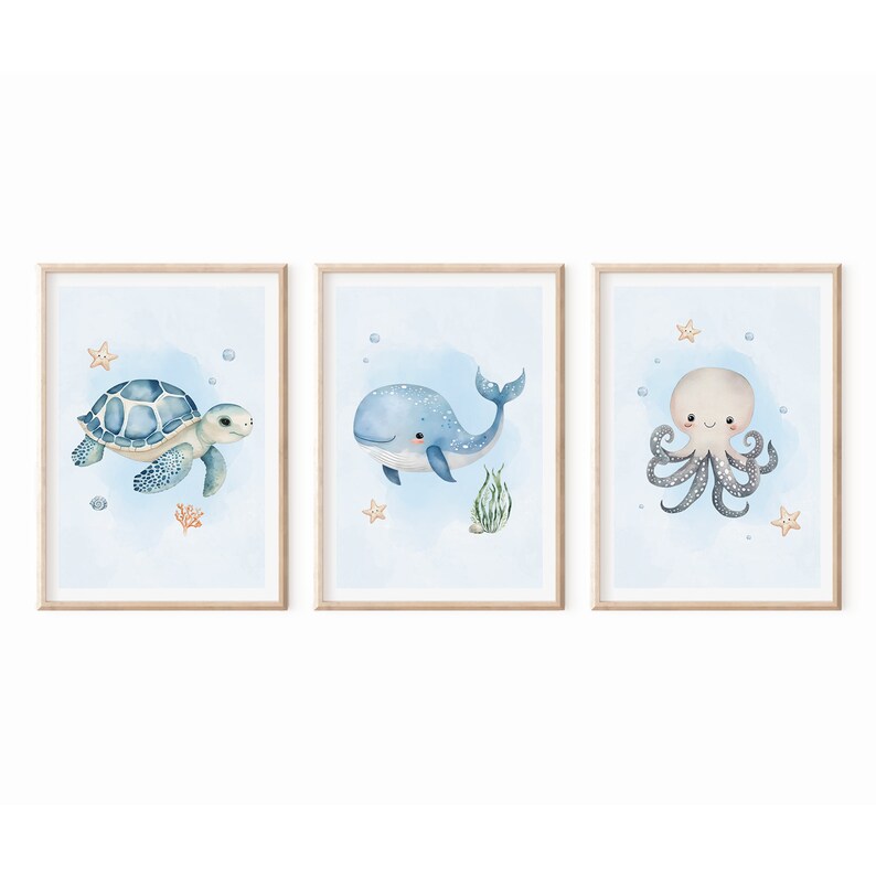 K&ouml;nnte beinhalten: Drei Aquarell-Illustrationen von Meerestieren in blauen Rahmen. Das erste Bild zeigt eine blaue Meeresschildkr&ouml;te, die in blauem Wasser mit einem Seestern und Korallen schwimmt. Das zweite Bild zeigt einen blauen Wal mit wei&szlig;en Flecken, der in blauem Wasser mit einem Seestern und Seegras schwimmt. Das dritte Bild zeigt einen grauen Oktopus mit wei&szlig;en Flecken, der in blauem Wasser mit zwei Seesternen schwimmt.