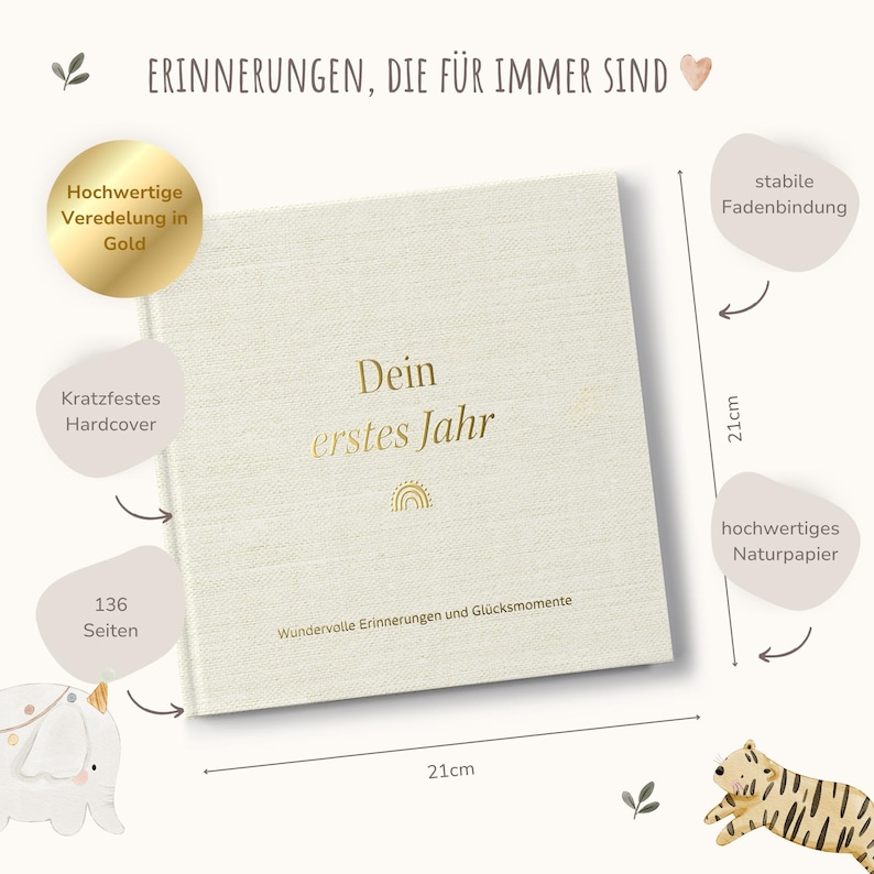 Op de afbeelding: Een cr&egrave;mekleurig hardcover boek met gouden letters die "Dein erstes Jahr" (Je eerste jaar) en een regenboog symbool lezen. Het boek heeft 136 pagina's en meet 21 cm bij 21 cm. Het heeft een gouden reli&euml;f ontwerp en een stevige binding.