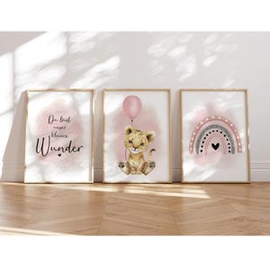 MeinBaby123® Juego de 3 Cuadros DIN A4 Habitación Infantil | Póster decoración de la habitación de los niños | Decoración de la habitación del bebé | Murales de citas (león y globo rosa)