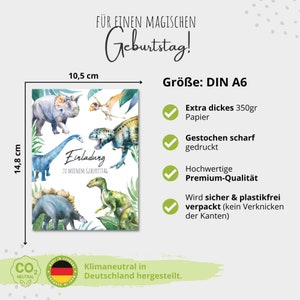 Puede incluir: Una tarjeta de invitaci&oacute;n de cumplea&ntilde;os con tem&aacute;tica de dinosaurios, impresa en papel grueso de alta calidad. La tarjeta presenta una ilustraci&oacute;n de acuarela de varios dinosaurios en un entorno de jungla. El texto de la tarjeta dice "Einladung zu meinem Geburtstag".