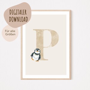 Może przedstawiać: Cyfrowy plik do pobrania do wydrukowania z beżową literą P i ilustracją pingwina. Litera jest w nowoczesnej czcionce i ma fakturę akwareli. Pingwin jest czarno-biały i stoi po lewej stronie litery. Tło jest jasnobeżowe.
