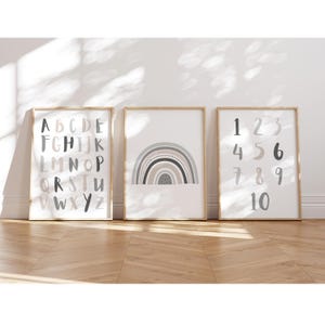 MeinBaby123® Set di 3 poster A4 | Poster con alfabeto ABC per imparare i numeri arcobaleno | Decorazione camera per bambini | Poster da parete (ABC, arcobaleno, numeri - grigio)