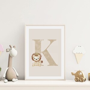 MeinBaby123® DIN A4 imágenes guardería | Letras iniciales | Póster decoración de la habitación de los niños | Decoración de la habitación del bebé | Cita Murales (León - K)
