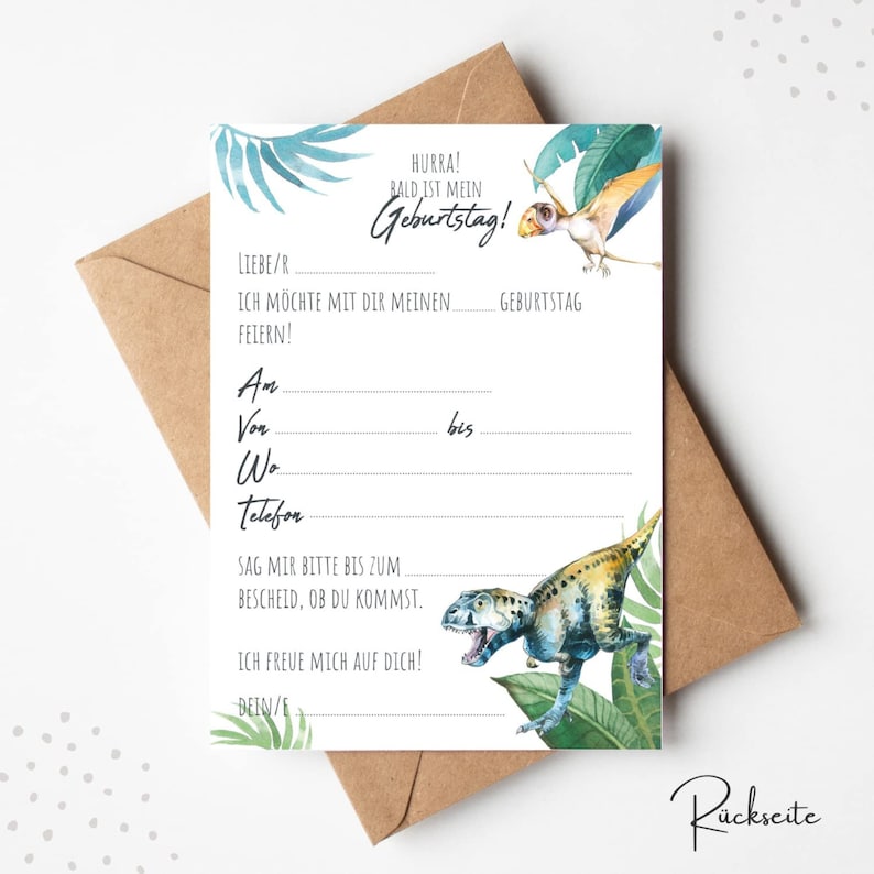Puede incluir: Una tarjeta blanca con una ilustraci&oacute;n de un dinosaurio y un p&aacute;jaro. La tarjeta tiene el texto "Hurra! Bald ist mein Geburtstag!" y "Liebe/r Ich m&ouml;chte mit dir meinen ___ Geburtstag feiern!"  La tarjeta tambi&eacute;n tiene espacio para rellenar la fecha, la hora, la ubicaci&oacute;n y el n&uacute;mero de tel&eacute;fono para una fiesta.