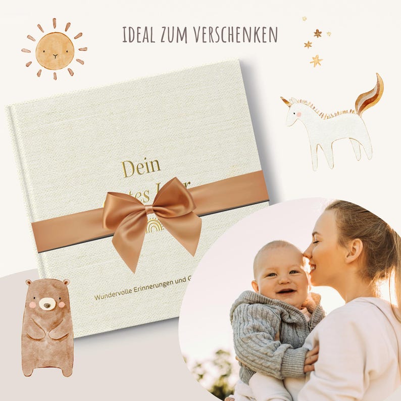 Op de afbeelding: Een wit boek met een linnen textuur, met een gouden lint en strik. Het boek heeft de tekst "Dein" en "Wundervolle Erinnerungen und" op de omslag. Het boek is omringd door illustraties van een zon, een eenhoorn en een beer.