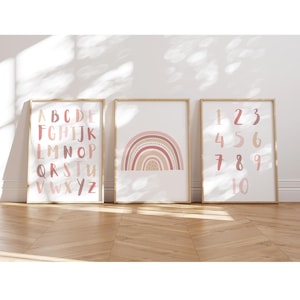 MeinBaby123® Juego de 3 carteles A4 | Alfabeto ABC Aprendizaje Póster Números Arco Iris | Decoración habitación infantil | Póster de pared (ABC, arcoíris, números - rosa)