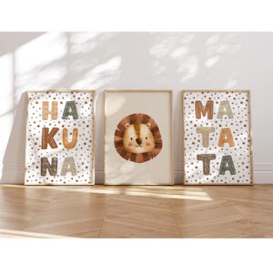MeinBaby123® Set da 3 immagini DIN A4 per la cameretta dei bambini | Poster per la decorazione della stanza dei bambini | Decorazione della cameretta del bambino | Decorazione da parete con animali (Hakuna Matata A4)