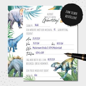Puede incluir: Una invitaci&oacute;n de cumplea&ntilde;os imprimible con tem&aacute;tica de dinosaurios con un fondo de acuarela azul y verde. La invitaci&oacute;n tiene un formato para rellenar con el texto "HURRA! BALD IST MEIN Geburtstag!" y "ZUM SELBER AUSF&Uuml;LLEN!"