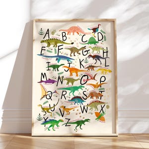 Poster con alfabeto A2 MyBaby123® | Impara le lettere | Poster didattico ABC scuola elementare | Carta da parati per la cameretta dei bambini (Dino ABC Poster V2)