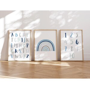 MeinBaby123® Juego de 3 carteles A4 | Alfabeto ABC Aprendizaje Póster Números Arco Iris | Decoración habitación infantil | Póster de pared (ABC, arcoíris, números - azul)