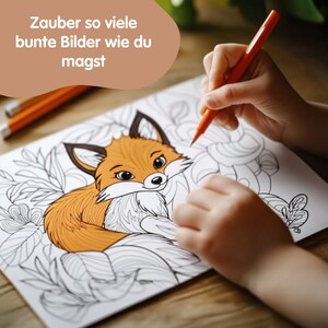 Puede incluir: Una mano de ni&ntilde;o colorea un dibujo en blanco y negro de un zorro con pelaje naranja sentado en un arbusto frondoso. El texto "Zauber so viele bunte Bilder wie du magst" es visible en la esquina superior izquierda de la imagen.