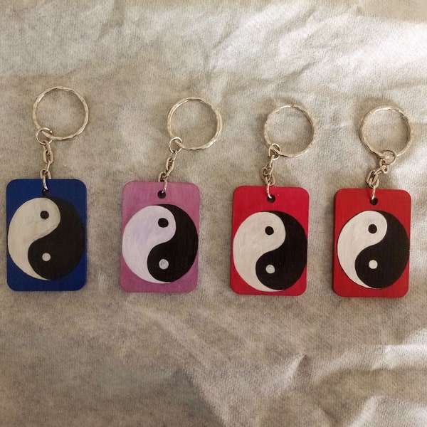 Porte clé en bois, peint à la main le ying et le yang, rose, rouge , bleu et violet metallic.